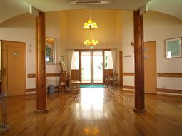 明るい木目のロビー