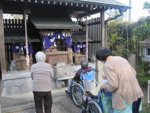 神社へのお参り風景 外出 穏やかな日差しの中、屋外でのふれあいを通じて心のケアも大切にしています。利用者様同士の交流が見られ、明るい表情が印象的です。