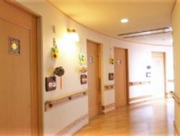 明るい廊下の風景