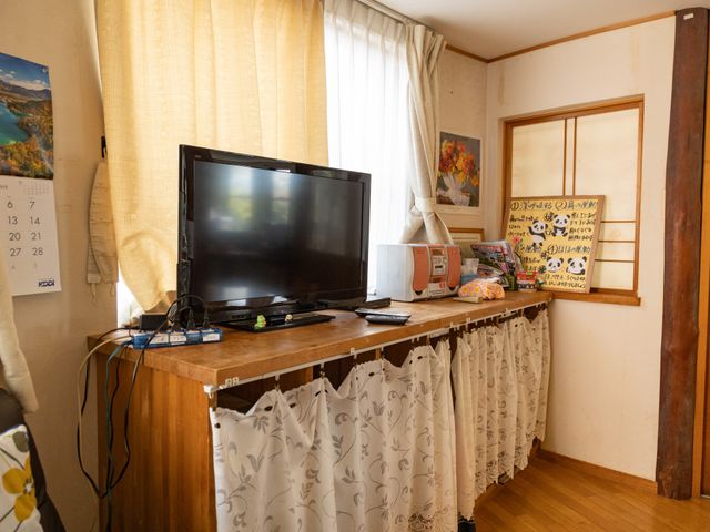 共有スペースにテレビ設置 リビング 窓からの自然光が心地よい共有リビングです。テレビや植物が、居心地の良い空間を演出しています。