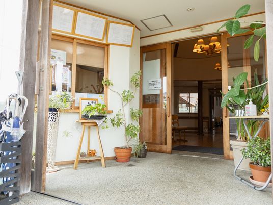 明るいエントランスの光景