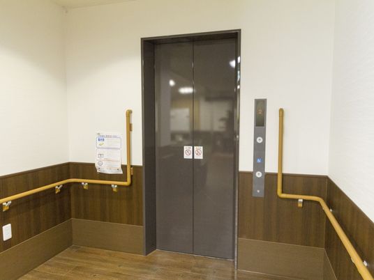 手すり付きエレベーター前