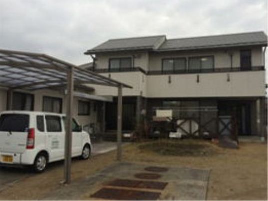 広々とした敷地の外観