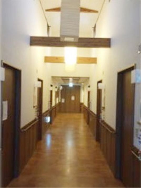 明るく清潔な廊下