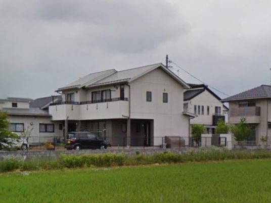 白い外壁の建物外観
