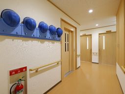 明るい施設の廊下