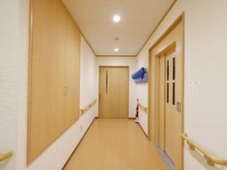 清潔な施設の廊下
