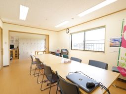 明るい会議室内観