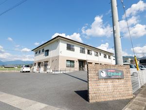 明るい施設の外観