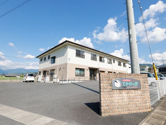 明るい施設の外観