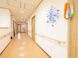 清潔な廊下の壁飾