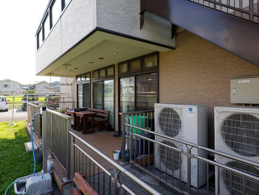 屋外テラスと建物の一部