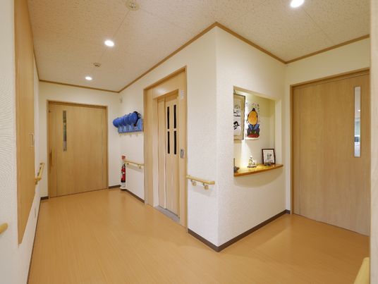 明るい廊下と掲示物