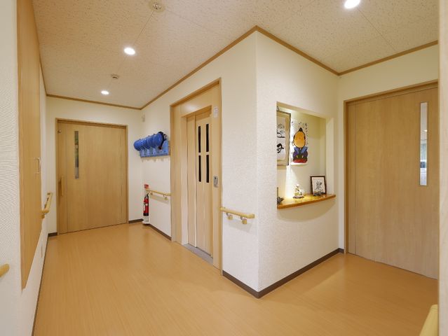 明るい廊下と掲示物