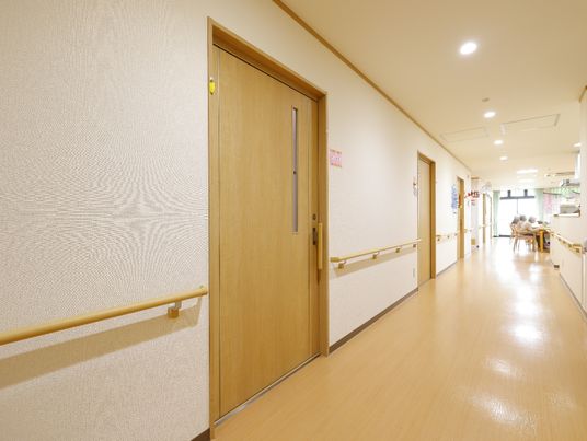 廊下とドアの明るい空間
