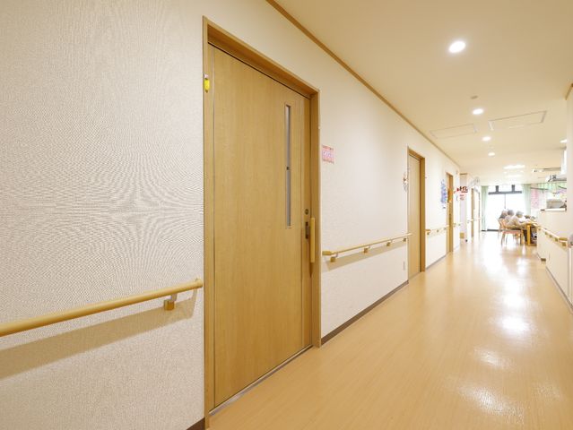 廊下とドアの明るい空間