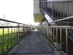 広々した施設の廊下