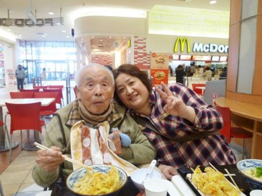 食事を楽しむ二人の姿