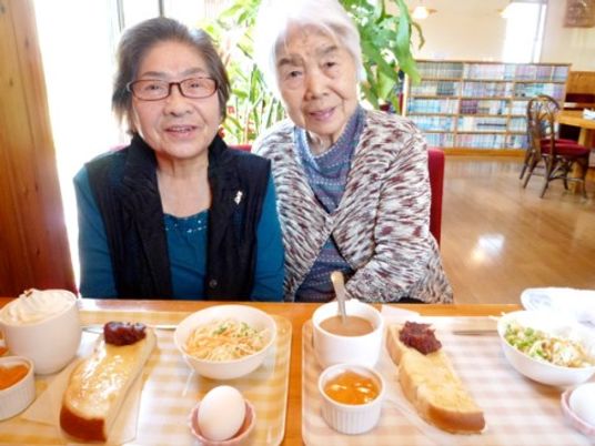 食事を楽しむ高齢者二人
