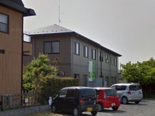 施設の外観と駐車場