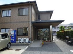 暖かみのある建物の外観