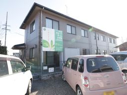 明るい外観の建物