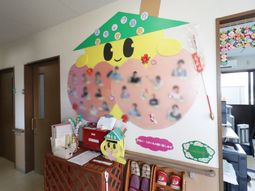 明るい壁面のイラスト装飾