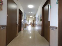 清潔感ある施設の廊下