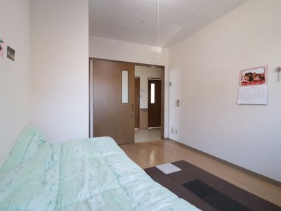 居室のベッドと入口