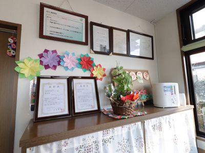 飾り付けのある受付カウンター