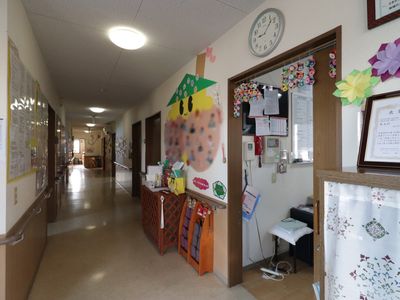 明るい通路の風景