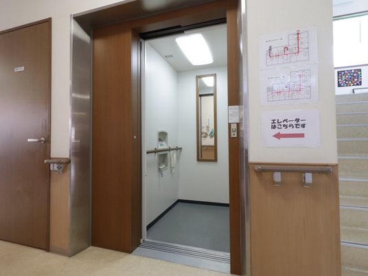 広々としたエレベーター前