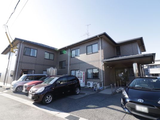 広々とした建物の外観
