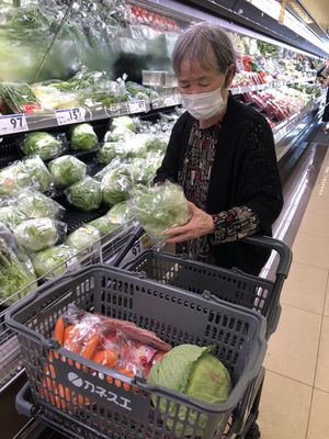 高齢者が買い物をするスーパー