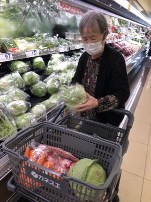 高齢者が買い物をするスーパー