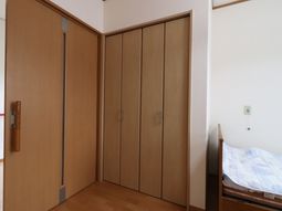 和室のクローゼットとベッド