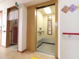 廊下とエレベーターの入口