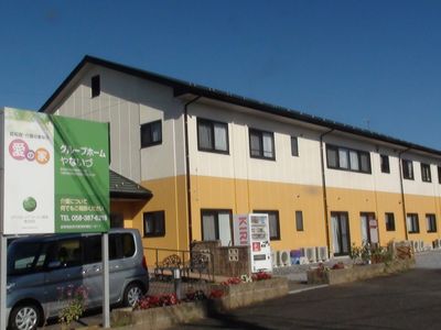 黄色の壁の建物外観