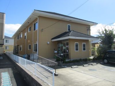 明るい日差しの居室外観