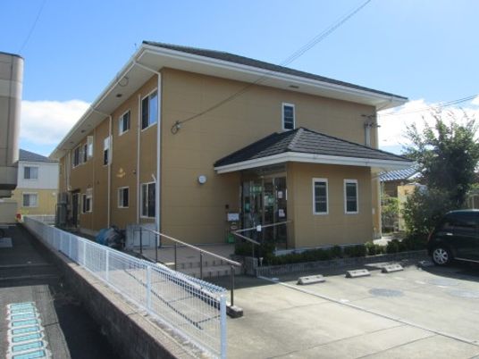 明るい日差しの居室外観