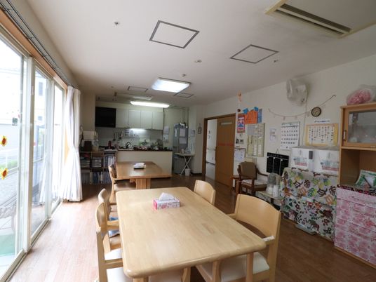 明るい共有ダイニングルーム