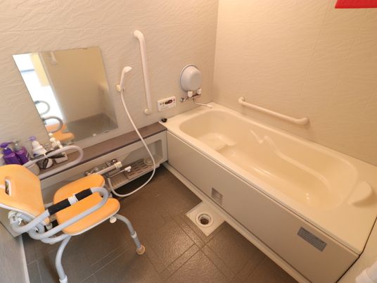 バリアフリー設計の浴室