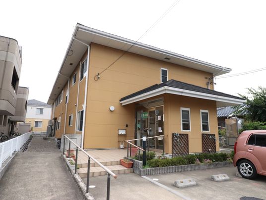 明るい色の建物エントランス