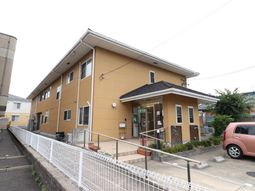 明るい外観の建物