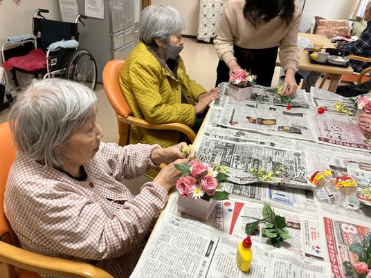 食事準備をする人の後姿