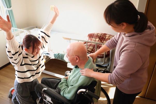 活動する人々の様子