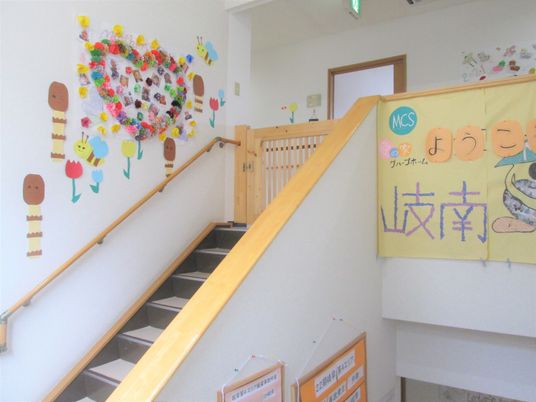 彩り豊かな壁飾りの廊下