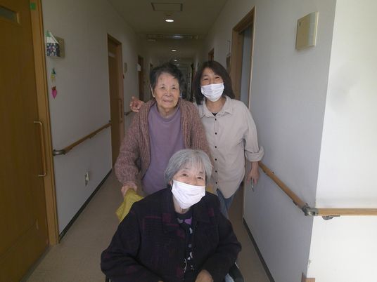 車椅子利用者とベンチの人