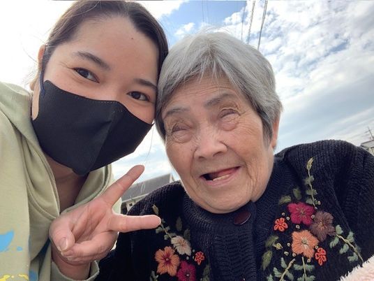 日常の手仕事をする人