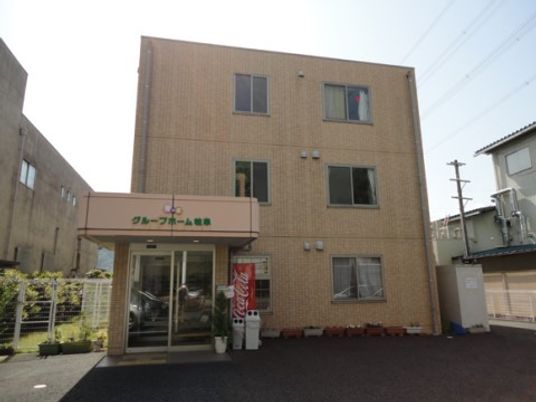 清潔感のある建物エントランス